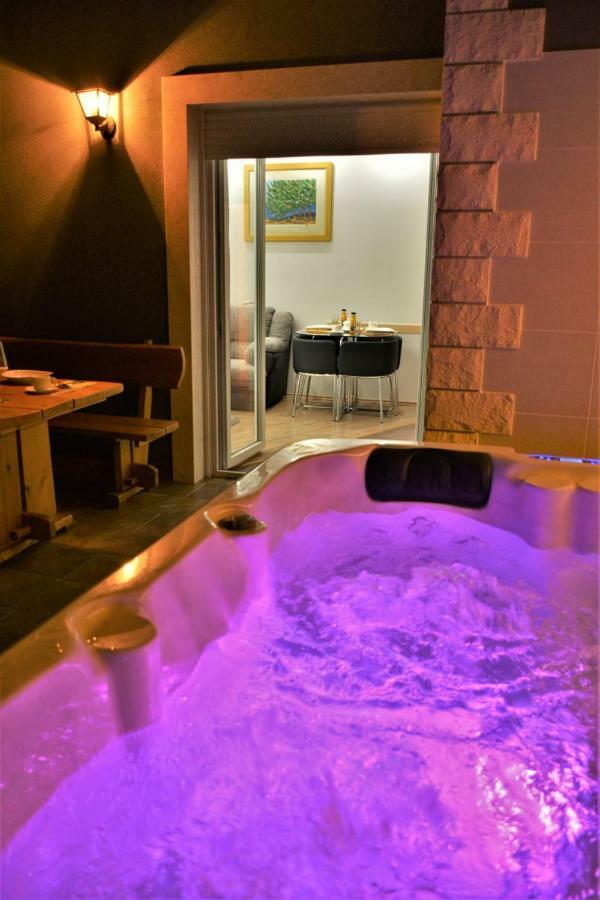 Sea View Apartments With Jaccuzzi โปดสตรานา ภายนอก รูปภาพ
